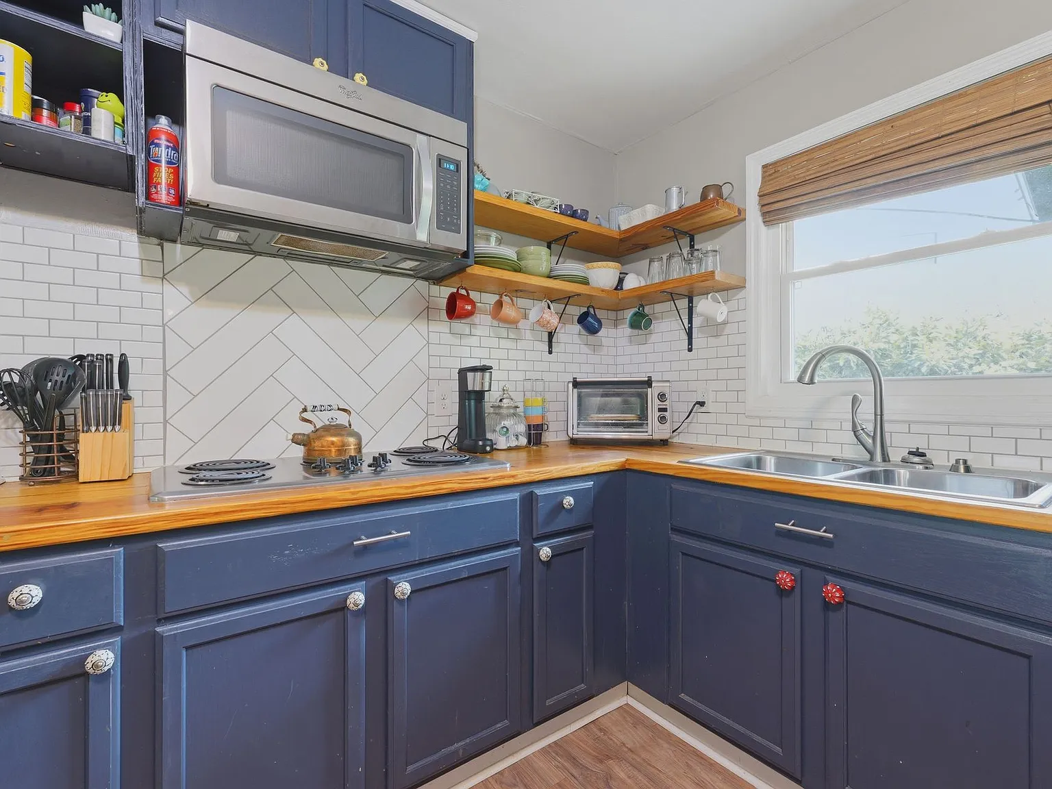 Fully Furnished **Move In Ready** Park Circle — Photo 1