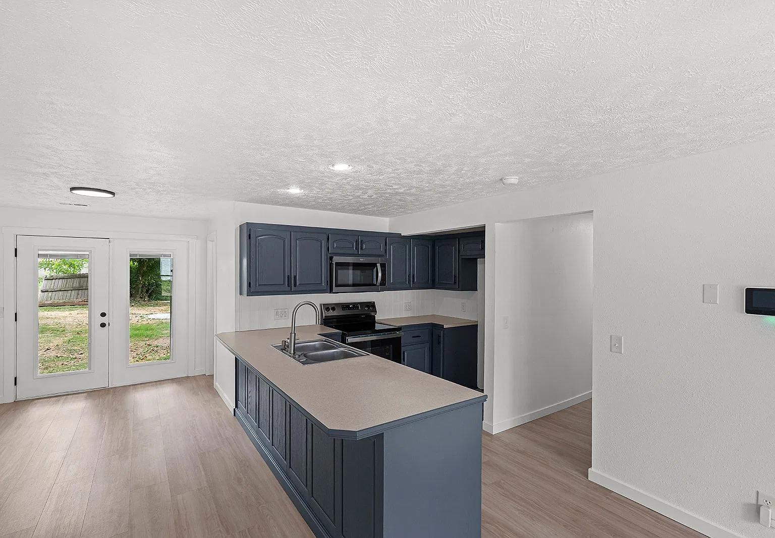 Remodeled home in a quiet neighborhood — Photo 1