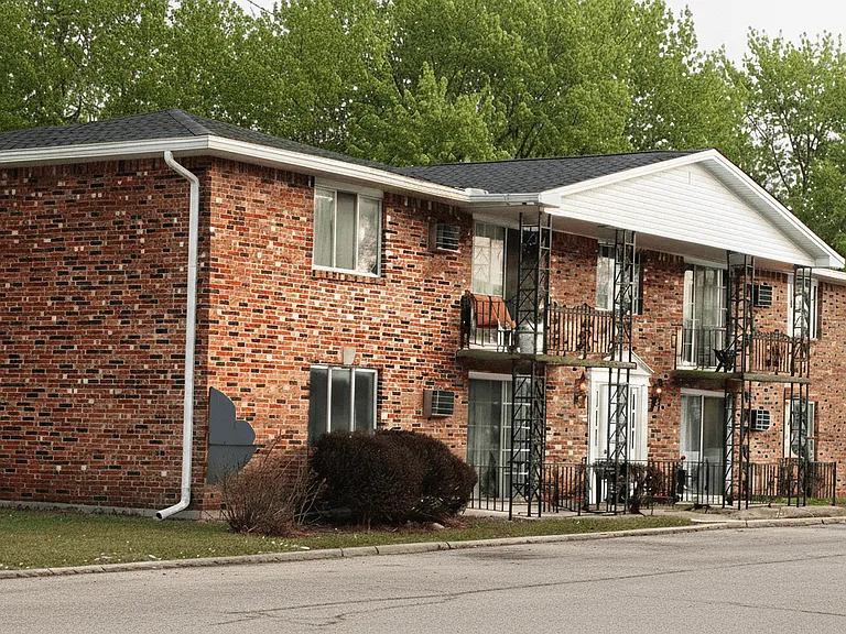 Colonial Court Apartments — Photo 9