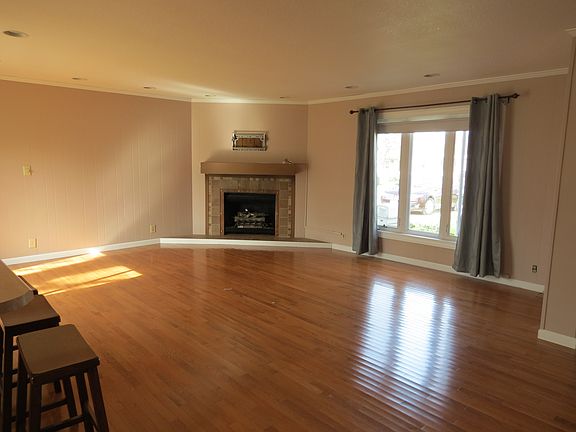Family Room/Gas Fireplace