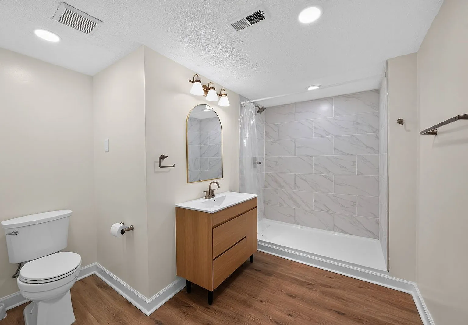 4 bed, 4.0 bath, 2300 sqft, $3,000 — Photo 4