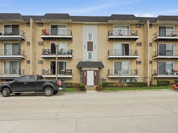 37 W 66th St APT 1, Westmont, IL 60559