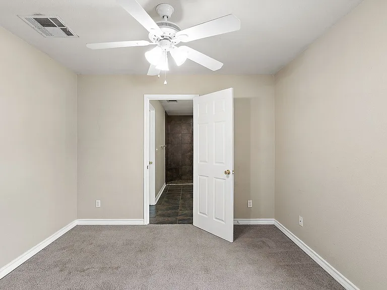 525 W Hutchison St #A — Photo 6