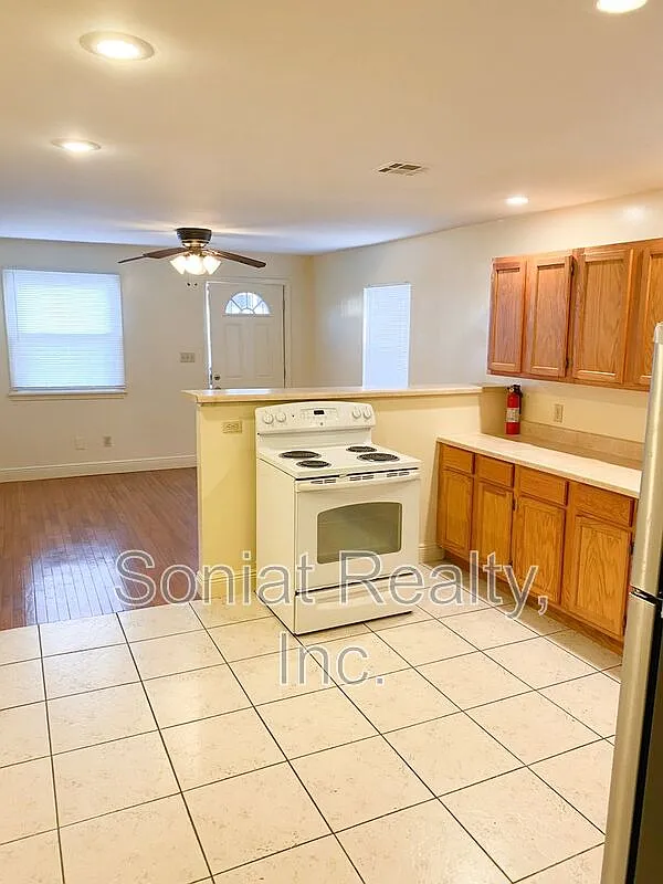 2 bed, 1.0 bath, 812 sqft, $1,250 — Photo 2