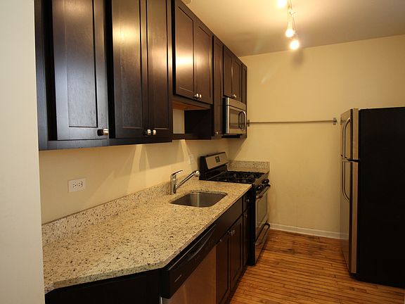 3rd image of 4746-48 N Sacramento Ave