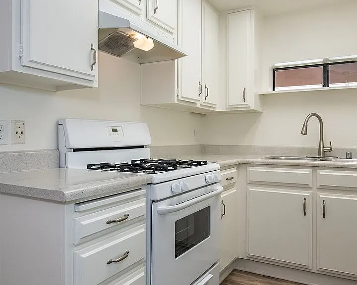 407-409 W Lexington Dr — Photo 7