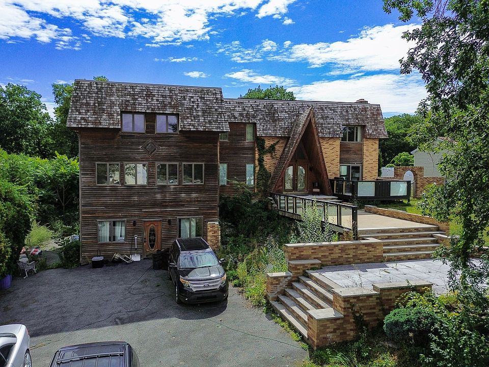 1st image of 12 Oakridge Dr