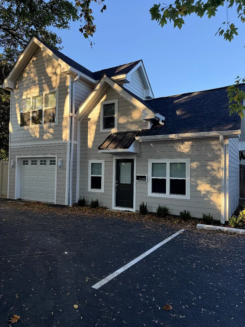 222 E King St - Carriage House — Photo 1
