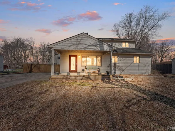 45208 Paris Dr, Belleville, MI 48111