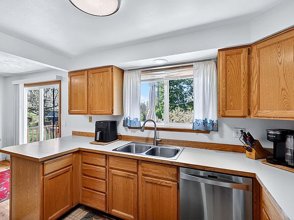 3rd image of 809 Villard St