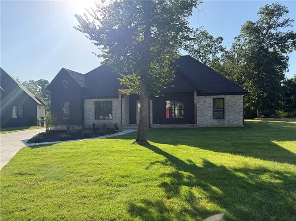 105 Autumn Hills Rd, Bentonville, AR 72712
