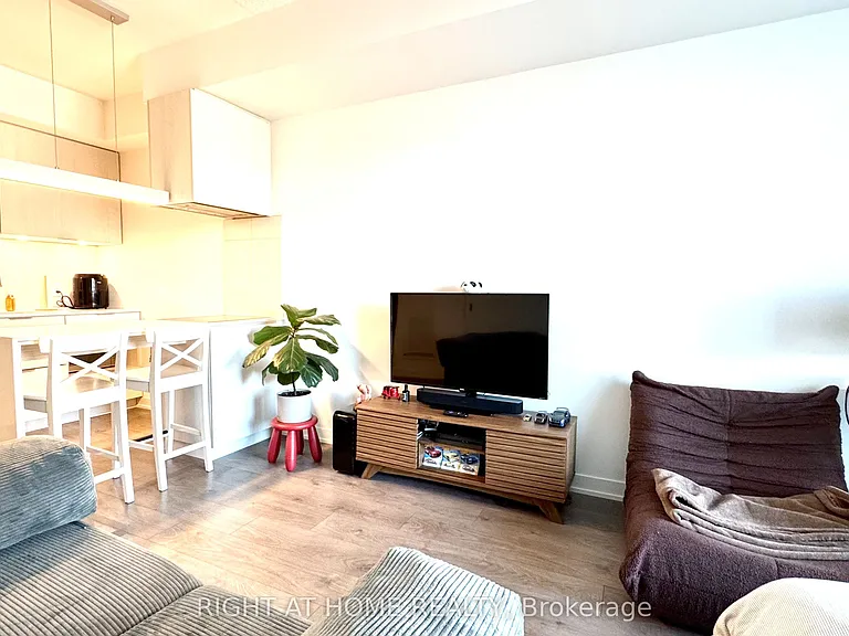 20 Richardson St #404 — Photo 4