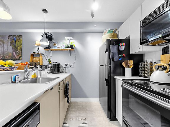 4th image of 528 Rochester Ave #514