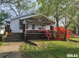211 W Matthew St, Sesser, IL 62884
