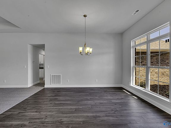 5th image of 313 Carnation Ave