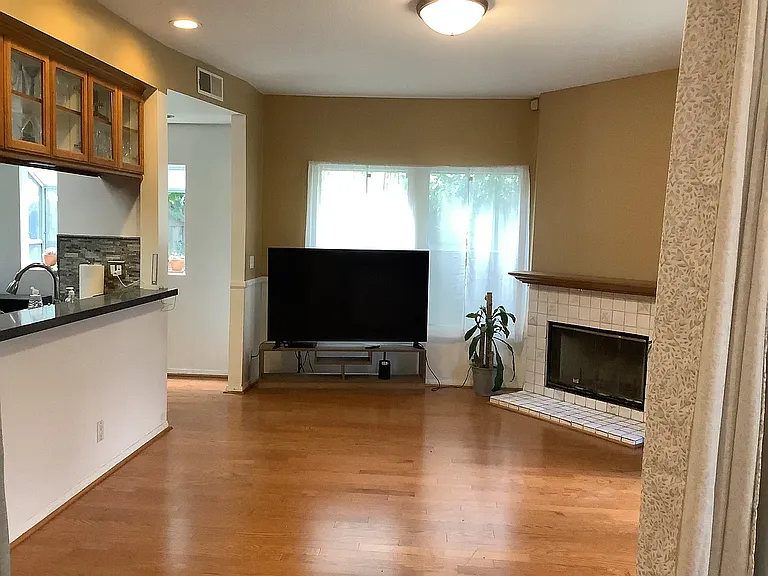 19251 Oxnard St — Photo 14