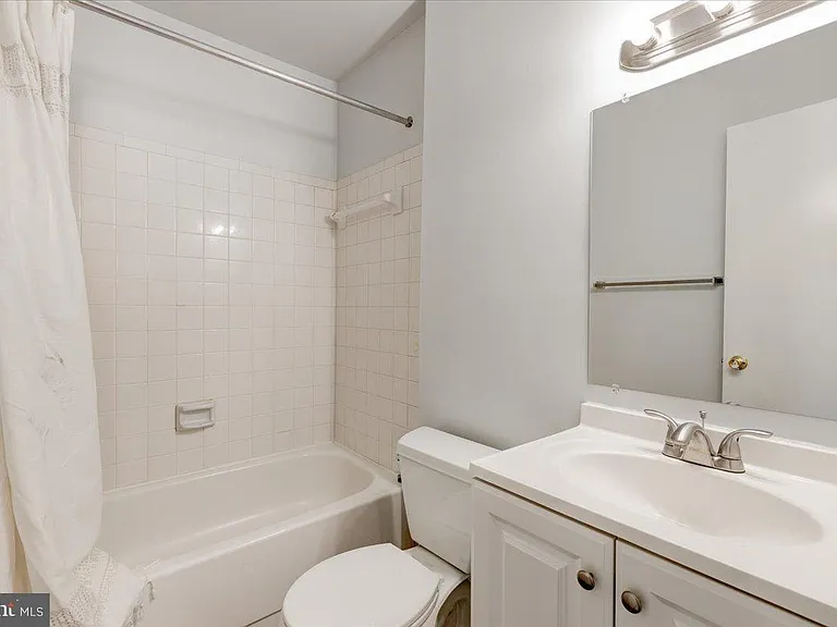 6th Pl NE — Photo 12