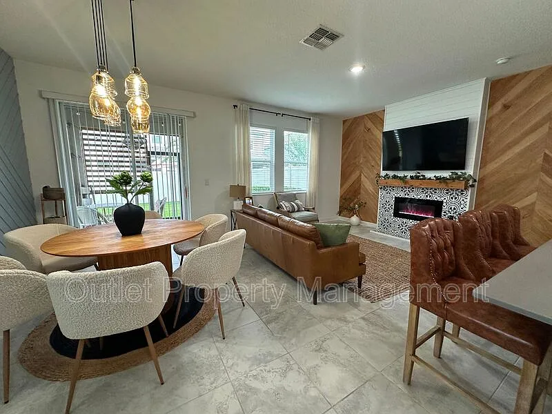 3 bed, 2.5 bath, 1685 sqft, $2,345 — Photo 4