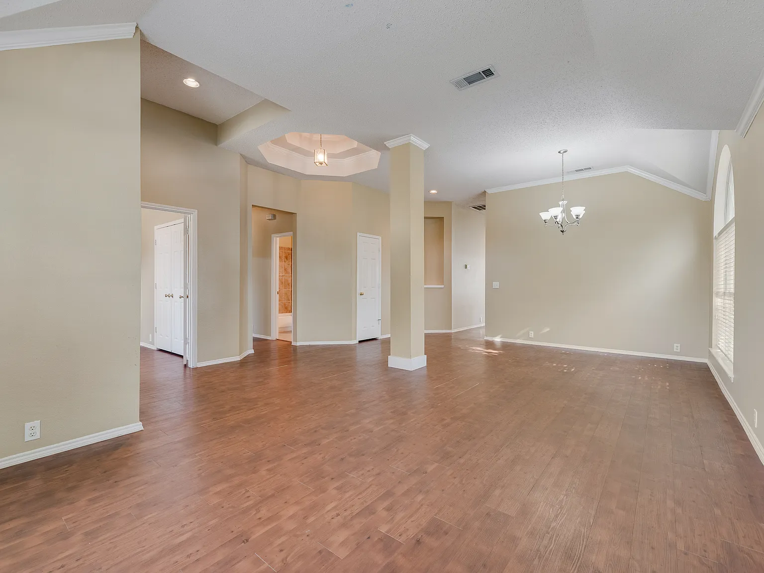 3 bed, 2030 sqft, $2,350 — Photo 3