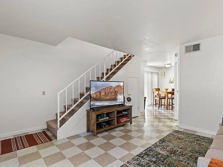 537 W Ward Ave #B — Photo 2