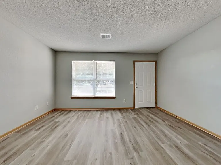 400 NW Woodbury Dr — Photo 9