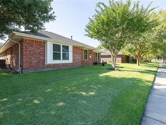 3rd image of 1404 Southern Plantation Dr