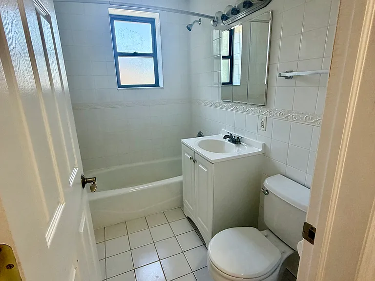 16 Hall Pl #3 — Photo 2