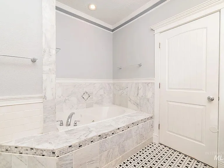 18165 N Midland Blvd — Photo 10