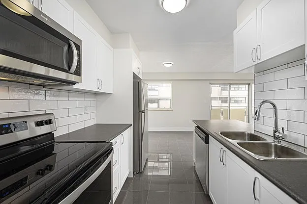 110 Park Road North — Photo 3