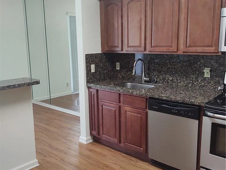 5801 Coach House Cir #B — Photo 10