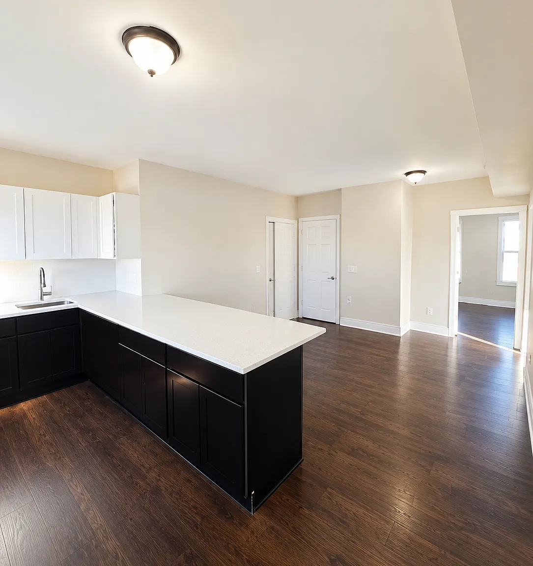 3 bed, 700 sqft, $1,900 — Photo 1