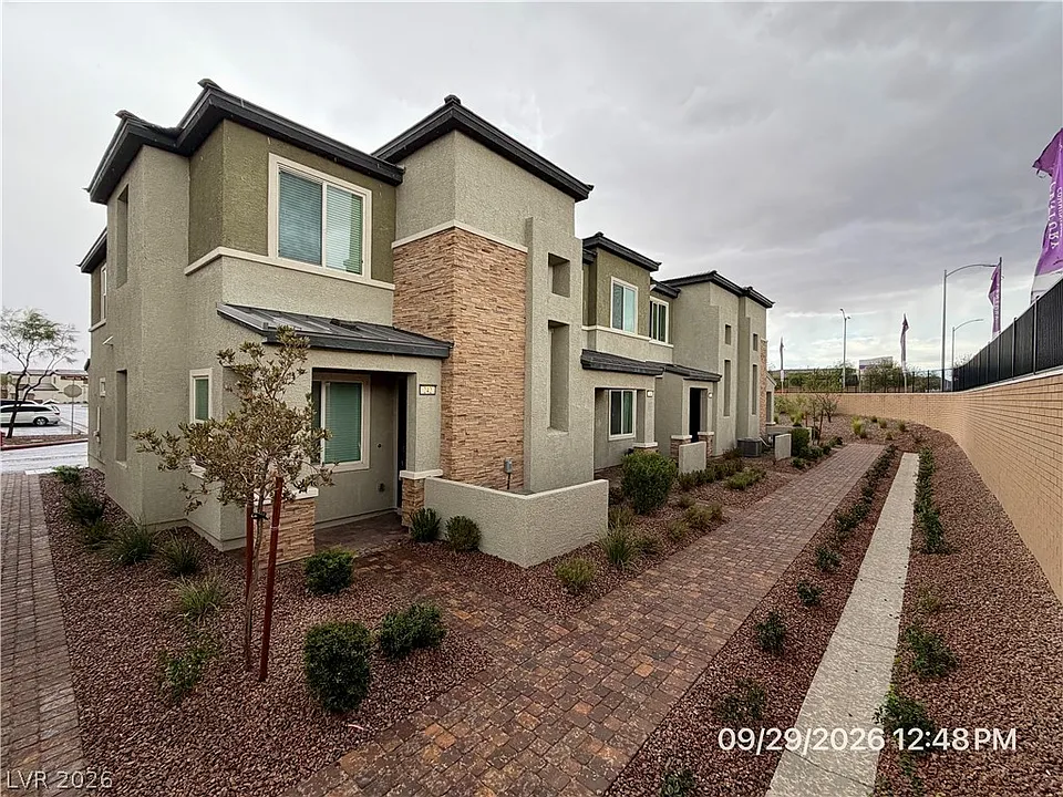 242 Freeport View Pl