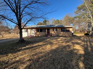 2802 Honeysuckle Ln, Russellville, AR 72801