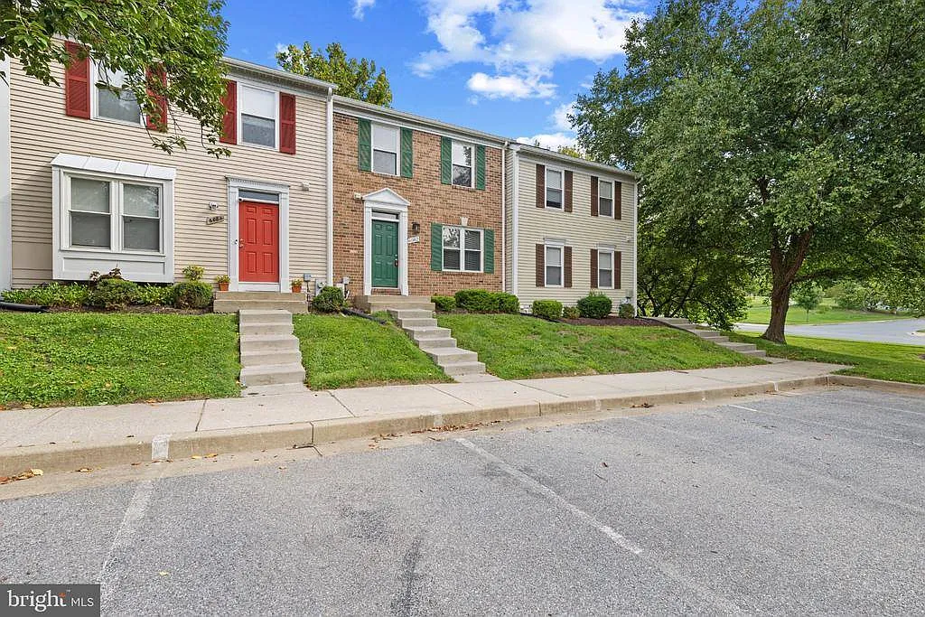 3 bed, 2.5 bath, 2200 sqft, $3,700 — Photo 1