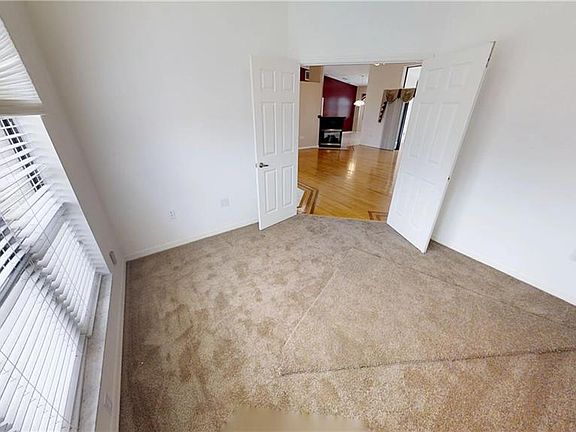 5th image of 410 N Man O War Dr
