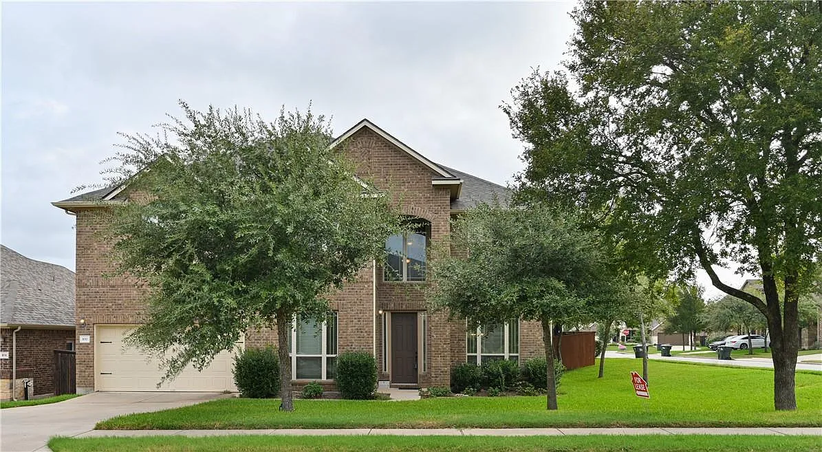 5 bed, 3.5 bath, 3918 sqft, $3,195 — Photo 3