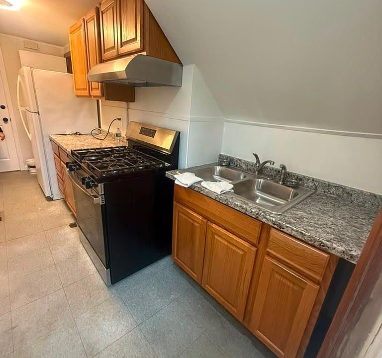 1st image of 560 Lillie Rd #2