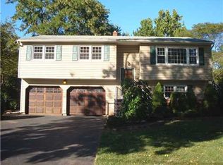 89 Oakey Dr, Kendall Park, NJ 08824