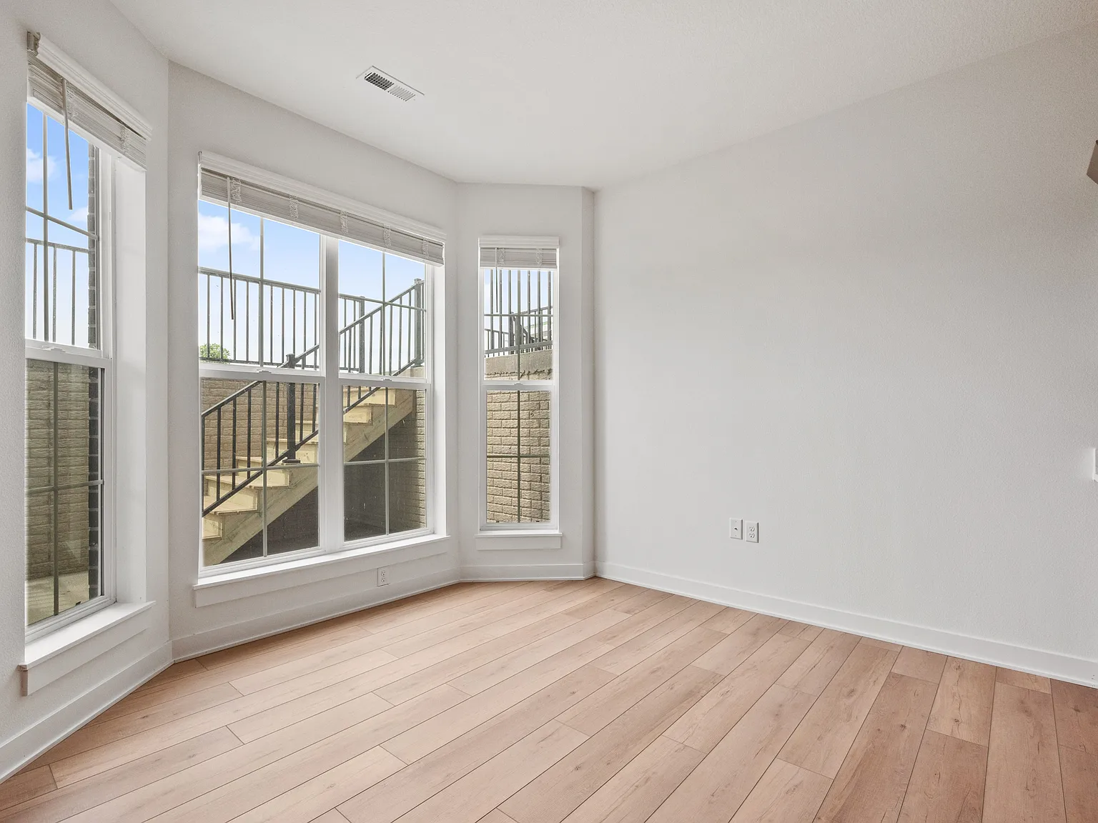 1115 SW 11th St — Photo 4