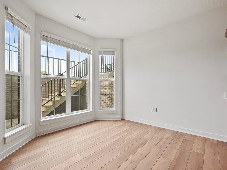 1135 SW 11th St — Photo 30