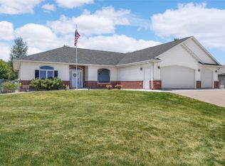 420 Wildflower Cir, Fairfax, IA 52228