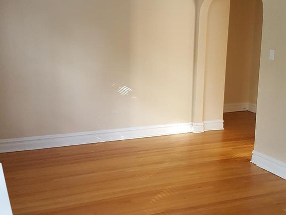 3rd image of 910 S Lombard Ave #2
