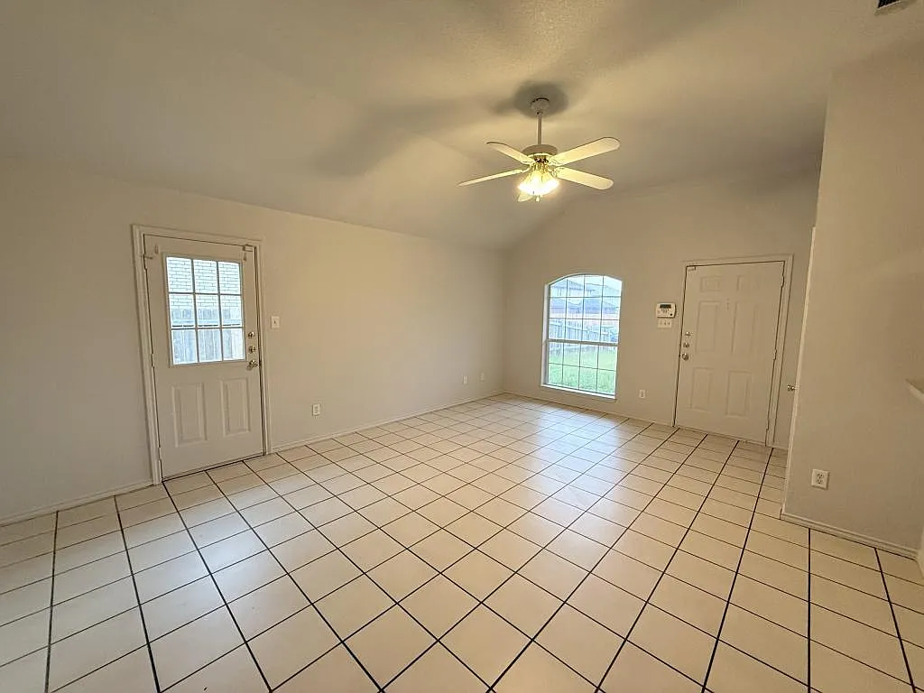 3708 Gus Apt B — Photo 4
