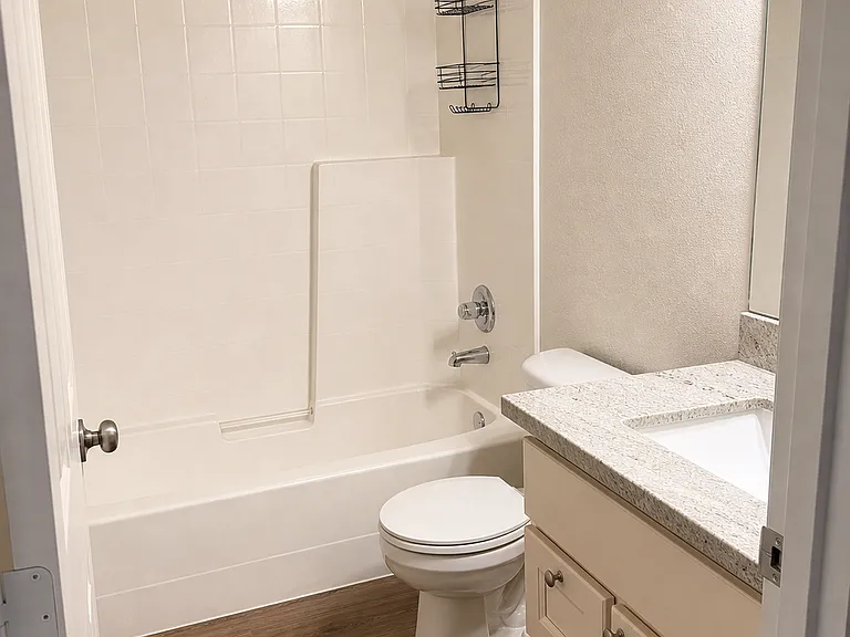 1800 NE 40th St #G4 — Photo 12