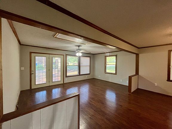 3rd image of 105 Laurel Dr