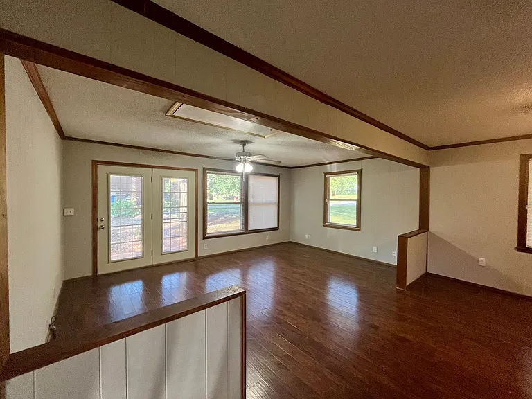 105 Laurel Dr — Photo 3