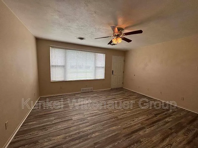 2 bed, 1.0 bath, 1160 sqft, $1,375 — Photo 2