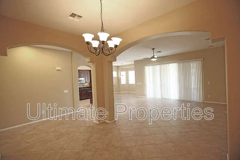 3 bed, 2.0 bath, 1942 sqft, $2,095 — Photo 3
