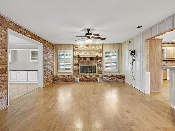 4th image of 2932 Golfing Green Dr