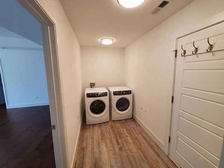 261 Woodcrest Ct — Photo 8